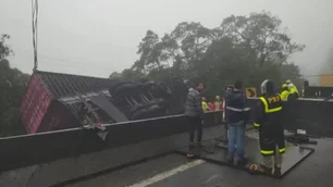 Imagem referente à matéria: Acidente na BR-376, no Paraná, mata nove pessoas após carreta container tombar em van