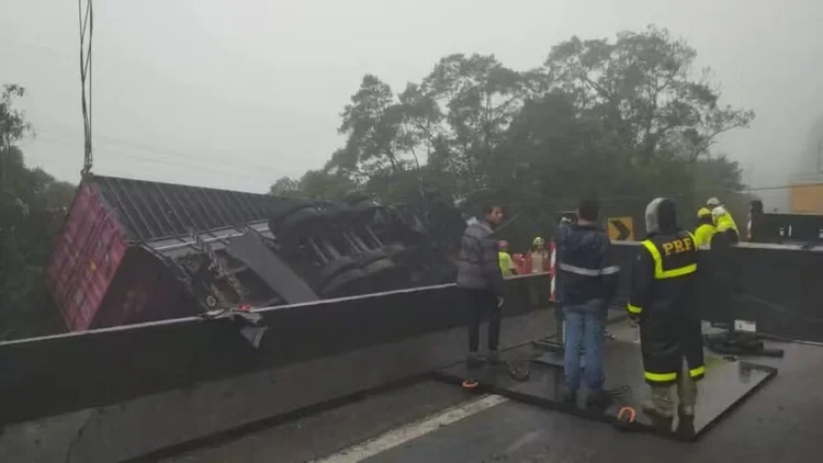 Acidente na BR-376, no Paraná, mata nove pessoas após carreta container tombar em van (Polícia Federal Rodoviária )