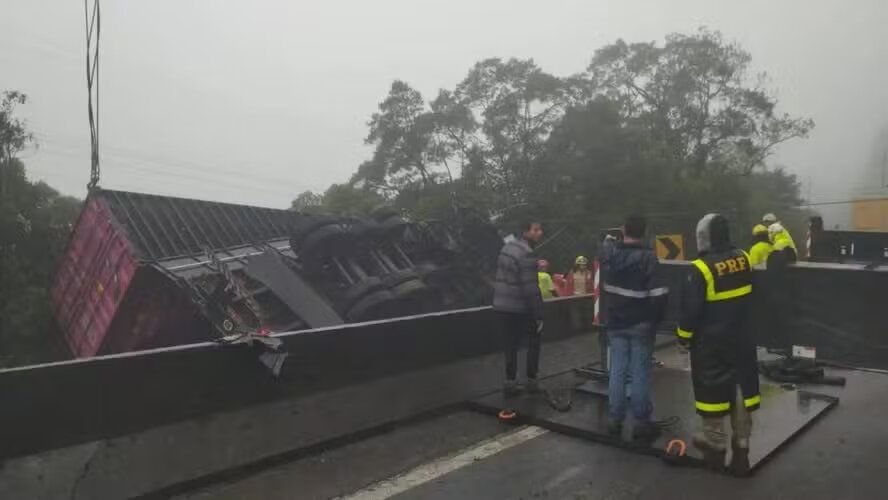 Acidente na BR-376, no Paraná, mata nove pessoas após carreta container tombar em van