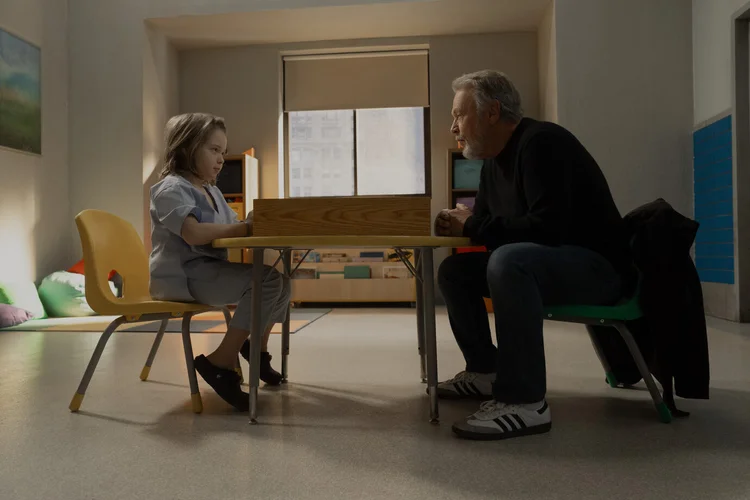 Jacobi Jupe e Billy Crystal  na série Passado, disponível na Apple TV+. (Apple TV+/Divulgação)