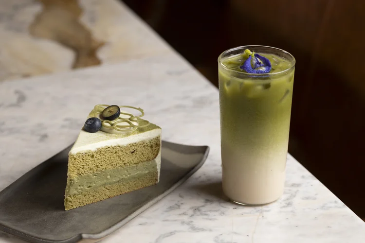 Casa Hario: bolo de matchá da Amay Doces e matchá latte. (Neuton Araujo/Divulgação)