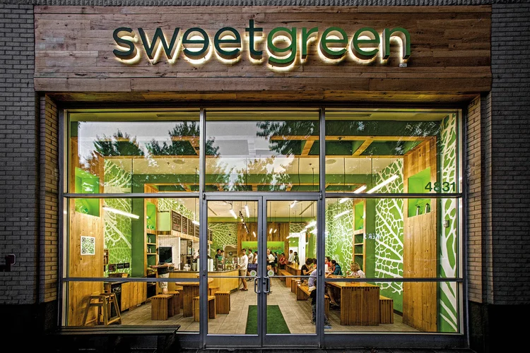 Uma das lojas da Sweetgreen: esteira vai adicionando nos bowls os ingredientes escolhidos pelos clientes (Jeffrey MacMillan/Getty Images)