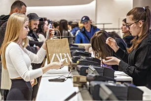 Imagem referente à matéria: Ações da Inditex, dona da Zara, sobem mais de 6% após sinal de retomada das vendas