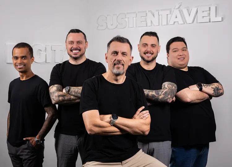 Alessio Mainardi, da Zucchetti ao centro, e Nahim Silva, Rafael Figueiredo, Rodrigo Figueiredo e Bruno Kawakami, da D4Sign: essa é a maior entre as oito aquisições da italiana no Brasil (Divulgação)