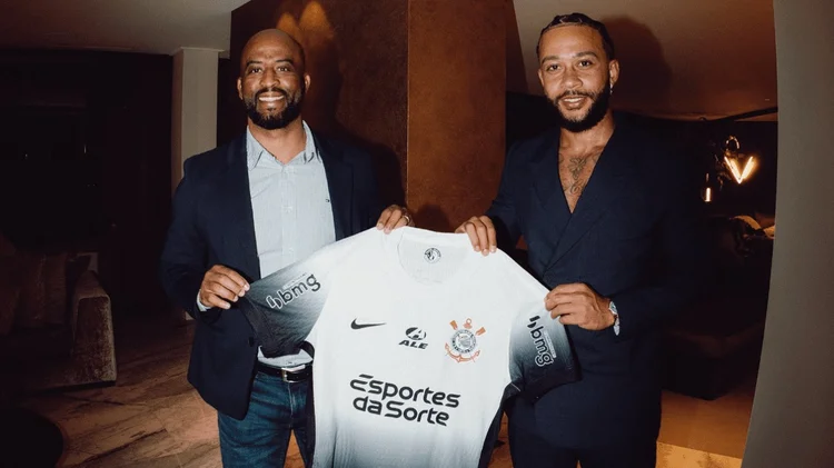 Com salário alto, Memphis Depay fica em situação delicada com problemas da patrocinadora do Corinthians.