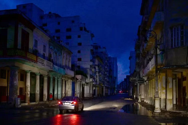 Cuba segue às escuras neste sábado, após pane em termoelétrica (ADALBERTO ROQUE/AFP)