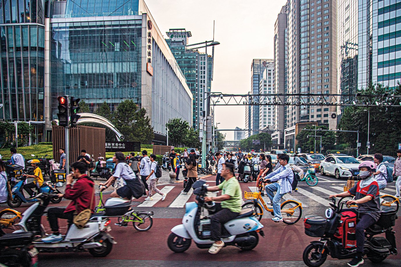 Tráfego nas ruas de Pequim, capital da China: milhares de ciclistas utilizam veículos elétricos pela cidade