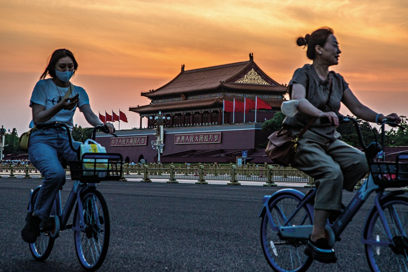 Vista da Cidade Proibida, em Pequim: pessoas passeiam em frente à atração turística, uma das principais da China