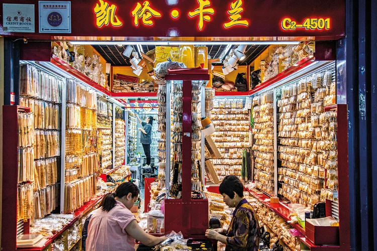 Loja de bijuterias no mercado de Yiwu: complexo tem mais de 75.000 lojas que vendem pequenas commodities (Leandro Fonseca/Exame)