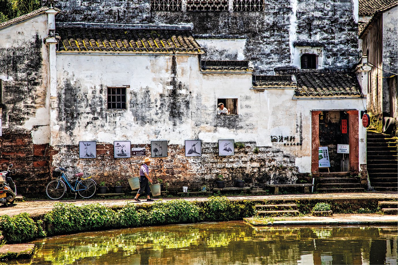 Lago do Sino, na vila Zhuge Liang Bagua, em Zhejiang: arquitetura inspirada nos ensinamentos do filósofo Zhuge Liang