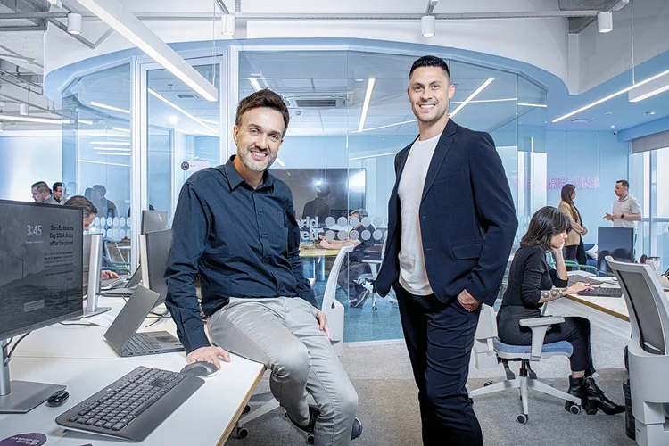 Eduardo Prazeres e Otavio Argenton, da SoftwareOne: o engajamento dos funcionários aumentou com o RH ativo (Germano Luders/Exame)