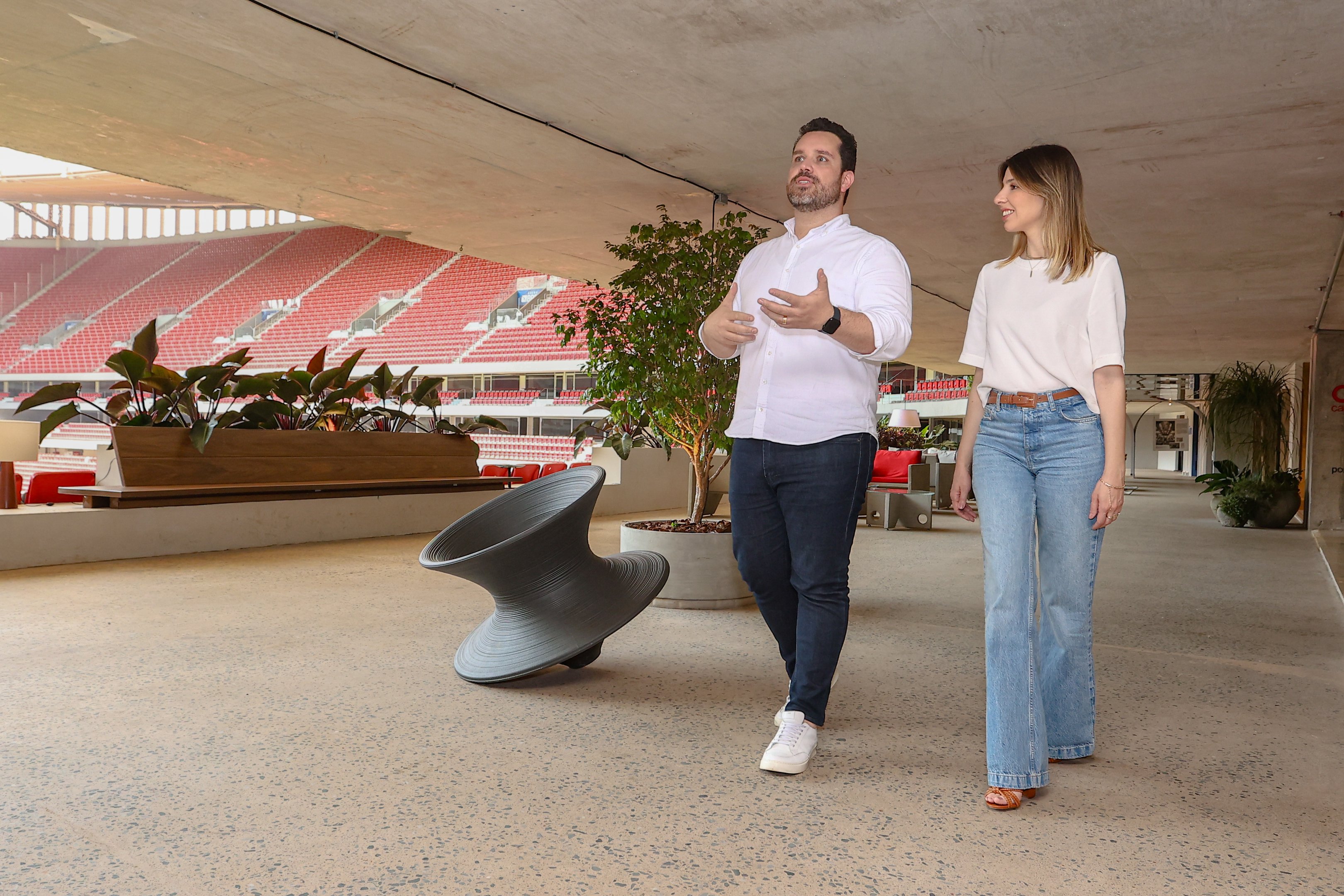 Diego Aristides e Priscila Toledo na sede do The Collab, dentro do estádio Mané Garrincha