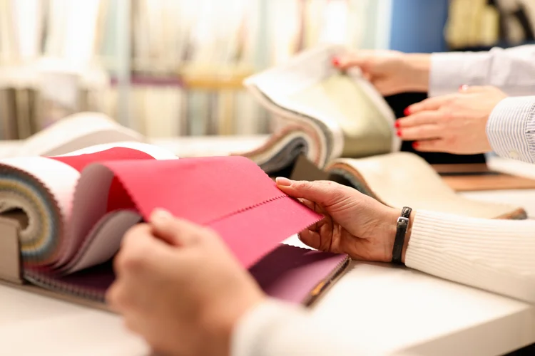 Educador em moda sustentável promove o conhecimento sobre práticas sustentáveis, ministrando cursos, palestras ou workshops (GettyImages/megaflopp/Divulgação)