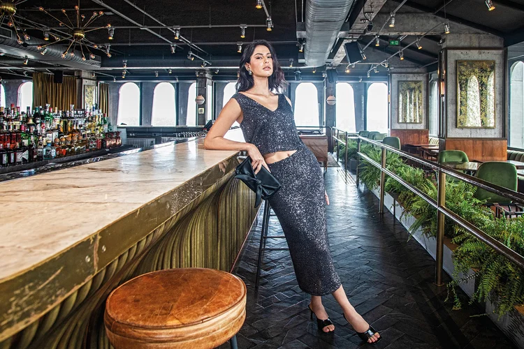 No topo do hotel Tivoli Mofarrej, em São Paulo, o Seen combina tanto com looks vibrantes e sensuais quanto com combinações mais casuais. O concorrido bar e restaurante foi o palco deste ensaio de moda.  (Leandro Fonseca/Exame)