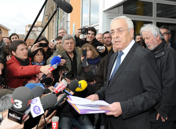 O embaixador de Israel na França, Yossi Gal, fala com jornalistas (PASCAL GUYOT/AFP/Getty Images)