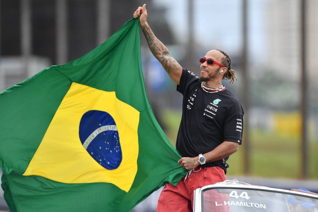 GP de São Paulo 2024: Hamilton vai pilotar a McLaren que pertenceu a Ayrton Senna neste sábado