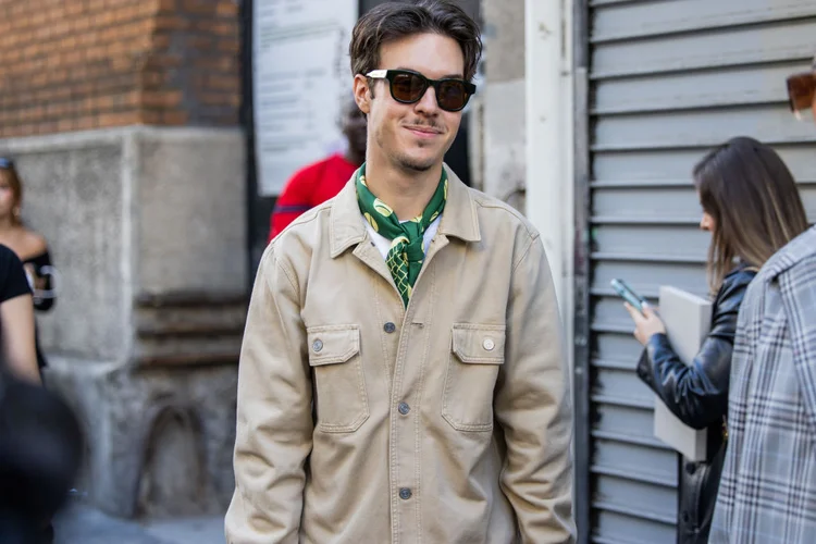 Combinando estilo e tradição, o lenço no pescoço é destaque nas novas coleções e agrada adeptos do look casual e sofisticado. (Christian Vierig/Getty Images)