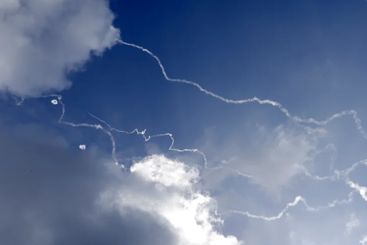 O sistema de defesa antimísseis Iron Dome de Israel intercepta foguetes sobre Haifa, no norte de Israel, em 14 de outubro de 2024 (Jalaa MAREY/Getty Images)