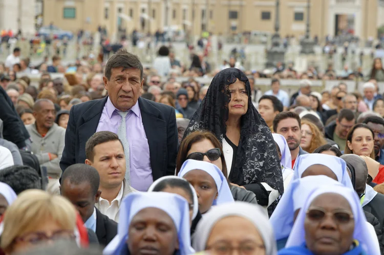 Um peregrino participa da Santa Missa e da canonização de 14 santos e mártires de Damasco na Praça de São Pedro, no Vaticano, em 20 de outubro de 2024 (Massimo Valicchia/NurPhoto/Getty Images)