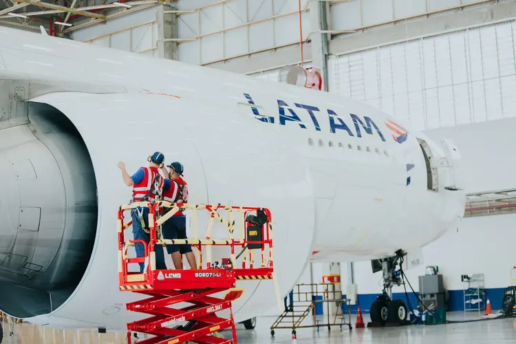 Assim como a pele do tubarão ajuda a garantir eficiência e velocidade ao seu nado, o objetivo da tecnologia é reduzir o atrito contra o exterior do revestimento do avião