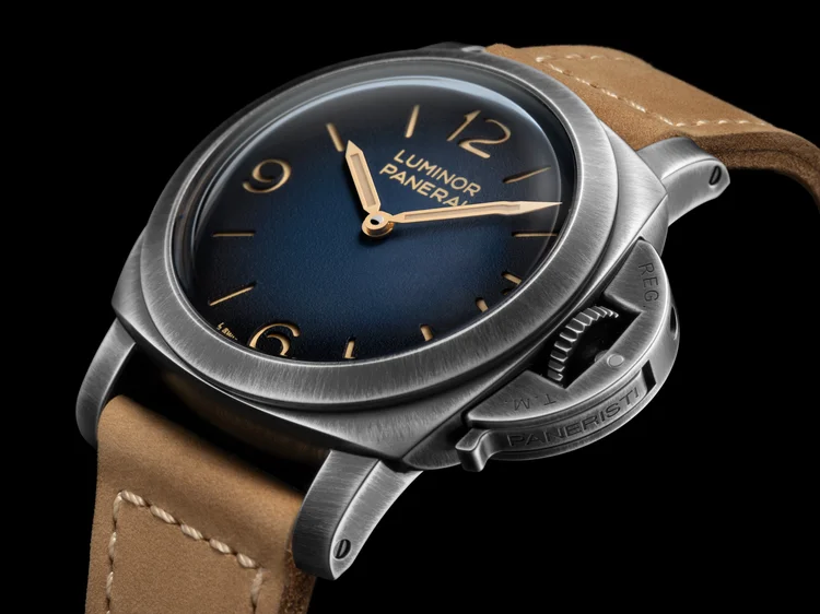 O Luminor Venticinque PAM02025, lançado em homenagem aos 25 anos da comunidade Paneristi, reflete o compromisso da Panerai com a tradição e o design icônico que conquistaram fãs ao redor do mundo. (Panerai/Divulgação)