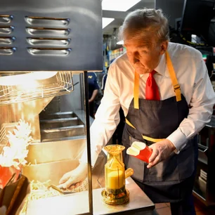 Imagem referente à matéria: Trump “trabalha” no McDonald’s na busca final por votos na Pensilvânia