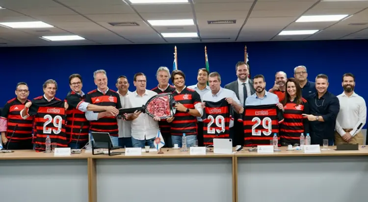 Entrega da chave do novo estádio ocorreu de forma simbólica, em encontro que reuniu o presidente Rodolfo Landim, o presidente da República, Lula e o prefeito do Rio de Janeiro, Eduardo Paes (Marcelo Cortes / CRF/Divulgação)