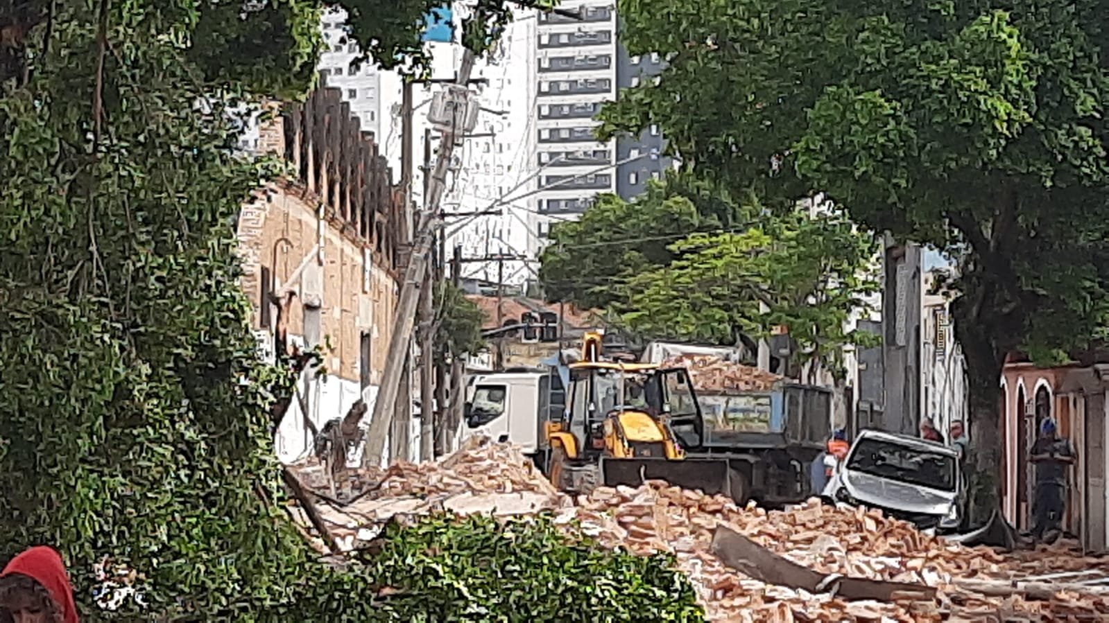 Muro desabada em São Caetano, na Rua Mariano Pamplona, após fortes chuvas atingirem o estado de SP