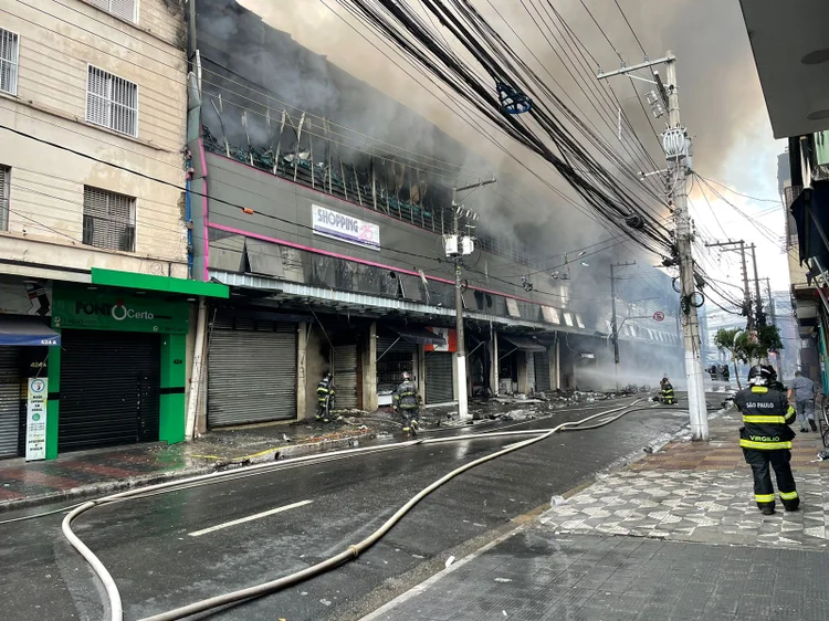 Fachada do Shopping após incêndio que começou na manhã desta quarta-feira, 30 (Defesa Civil do Estado de SP)