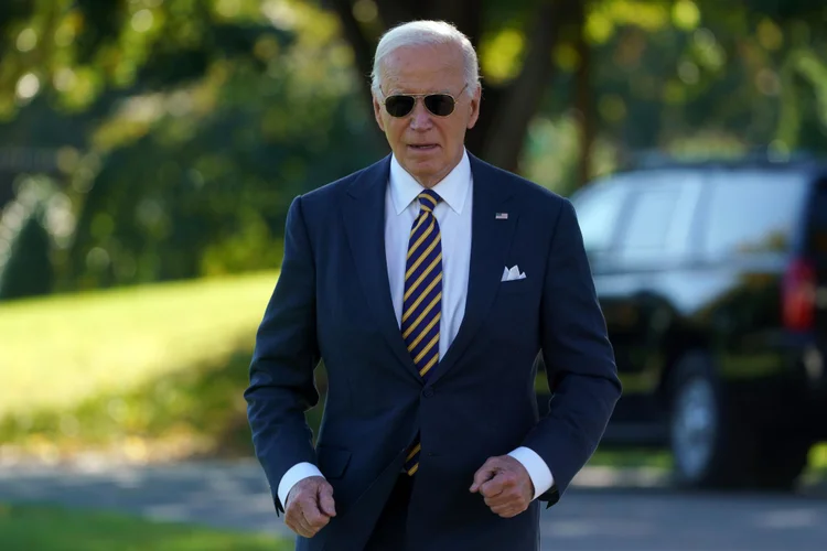 Joe Biden sanciona lei que amplia benefícios do Seguro Social, impactando milhões de aposentados nos EUA. (Will Oliver/EFE)