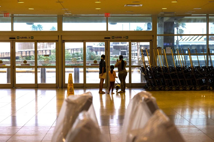Aeroportos na Flórida permanecem abertos apenas para voos de emergência e ajuda humanitária (AFP)