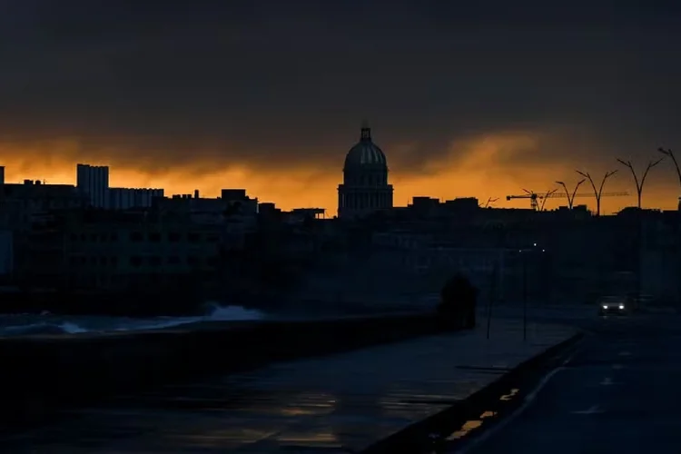 Amanhecer do quarto dia de apagão em Havana, em 21 de outubro. A eletricidade foi restaurada em metade da capital  ( YAMIL LAGE/AFP)