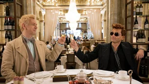 'Good Omens': 3ª temporada terá episódio único após acusações contra Neil Gaiman