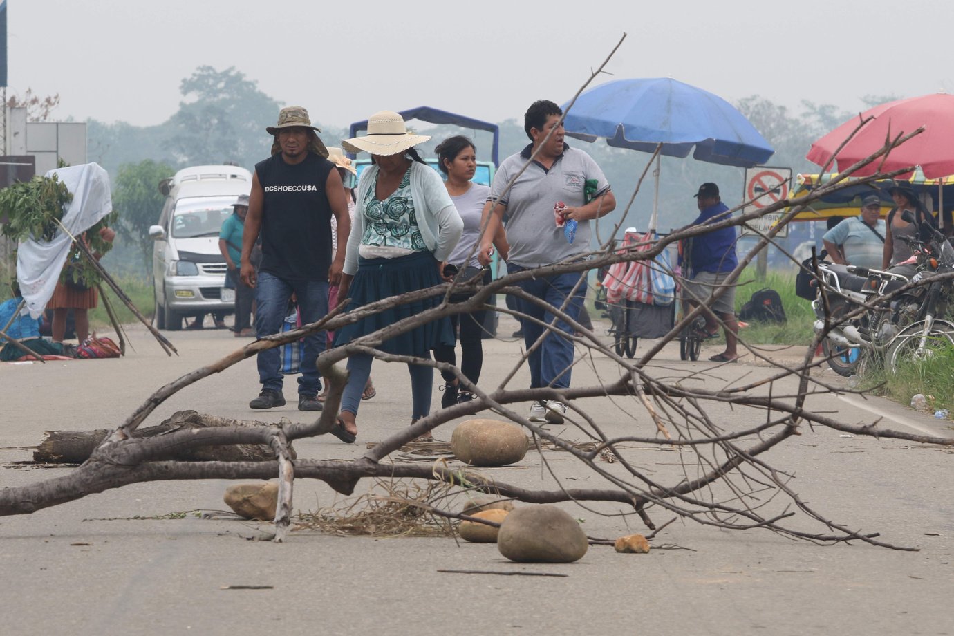 Pessoas caminham por uma estrada com escombros durante um bloqueio instalado por seguidores do ex-presidente Evo Morales (2006-2019) nesta segunda-feira em Puente Ichilo, na fronteira entre Santa Cruz e Cochabamba (Bolívia). Os setores sociais ligados ao ex-presidente da Bolívia Evo Morales (2006-2019) instalaram nesta segunda-feira três pontos de bloqueio em estradas do centro do país em defesa do líder do partido governista contra a convocação para depor perante o Ministério Público por um caso de suposto tráfico de pessoas e estupro