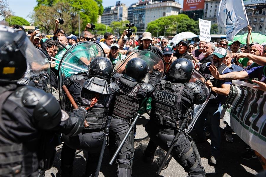 Um grupo de pessoas enfrenta a Polícia durante uma marcha de membros da Associação dos Trabalhadores do Estado (ATE), nesta terça-feira, em Buenos Aires (Argentina). Os funcionários públicos na Argentina iniciaram uma greve de 36 horas com uma marcha do Obelisco de Buenos Aires até o Ministério da Desregulamentação e Transformação do Estado para protestar contra os baixos salários, demissões e políticas de cortes levadas a cabo pelo Governo de Javier Milei