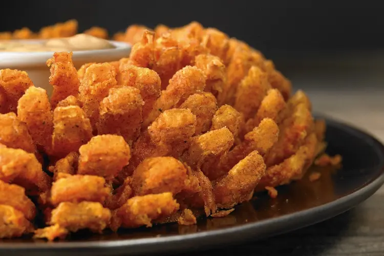 Campanha do Outback vai presentear os consumidores com cupons reais, que dão direito a uma Bloomin’ Onion, Havanna Thunder ou Cinnamon Oblivion, na compra de um aperitivo ou prato principal (Divulgação)