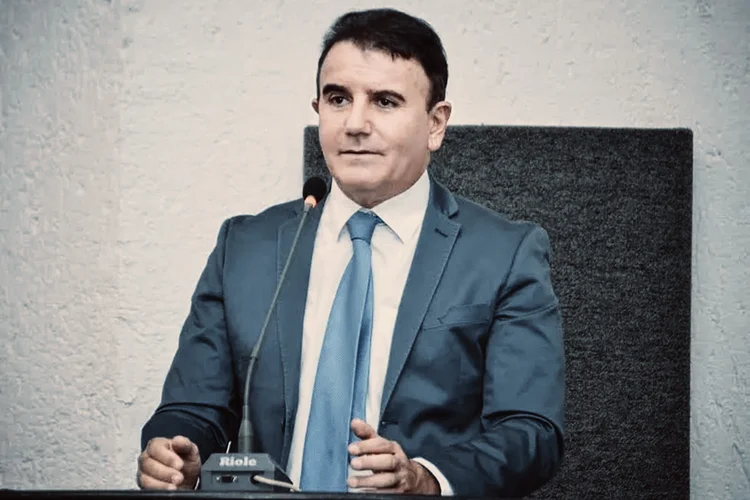 Eduardo Siqueira Campos (Podemos) foi eleito neste domingo, 27, contra Janad Valcari (PL) (Redes sociais/Reprodução)