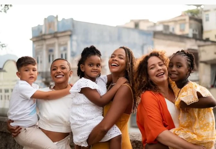 Bárbara Carine, Maju Passos e Leandra Leal, sócias na escola Maria Felipa, a primeira afro-brasileira no país, que agora inaugura unidade carioca. (Escola Maria Felipa/Instagram)