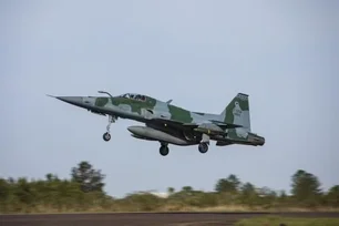 Imagem referente à matéria: Piloto de caça se ejetou antes de queda em Natal