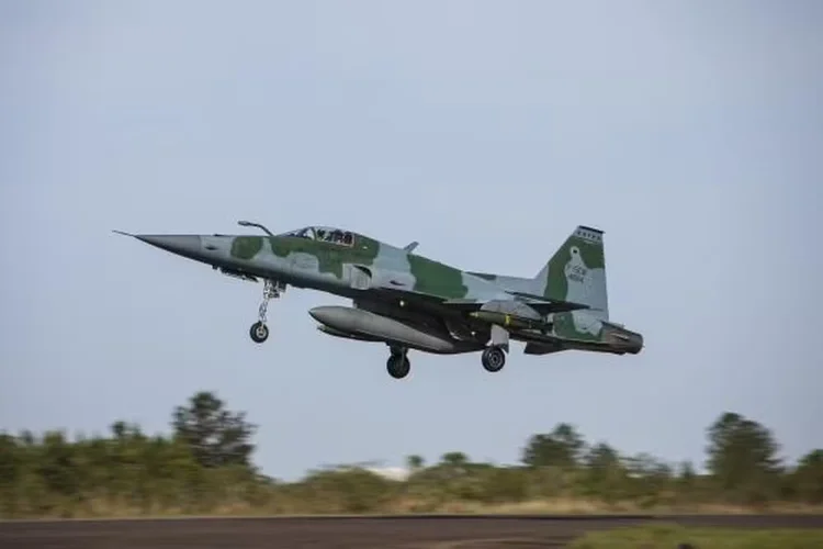 Caça F-5 sofre acidente em Natal, mas piloto se ejeta com sucesso (FAB)