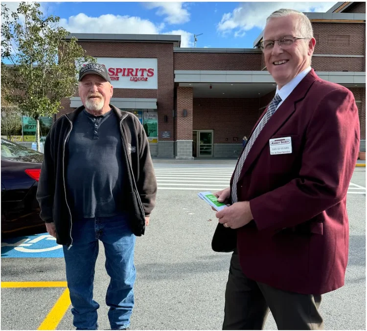 Skip (esquerda) é o responsável por devolver ao dinheiro na cidade de Shrewsbury, Massachusetts. (Truong Huynh / Facebook/Reprodução)