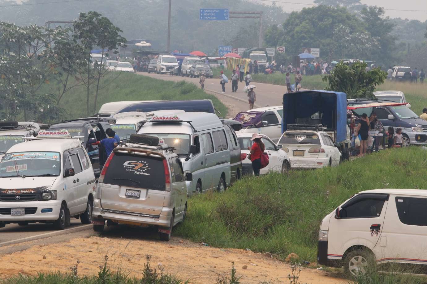 Fotografia de veículos estacionados durante um bloqueio instalado por seguidores do ex-presidente Evo Morales (2006-2019) nesta segunda-feira em Puente Ichilo, na fronteira entre Santa Cruz e Cochabamba (Bolívia). Os setores sociais ligados ao ex-presidente da Bolívia Evo Morales (2006-2019) instalaram nesta segunda-feira três pontos de bloqueio em estradas do centro do país em defesa do líder do partido governista contra a convocação para depor perante o Ministério Público por um caso de suposto tráfico de pessoas e estupro