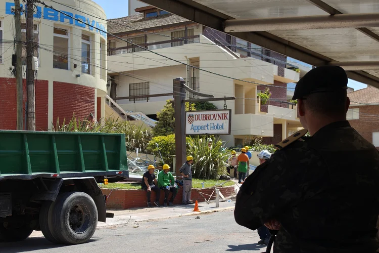 Policiais detiveram a rua onde foi demolido um prédio, em Villa Gesell, litoral da província de Buenos Aires (Argentina) ( Fernando Legarreta/EFE)