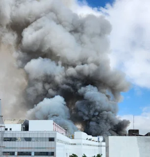 Imagem referente à matéria: Incêndio atinge Shopping 25 do Brás, no centro de SP