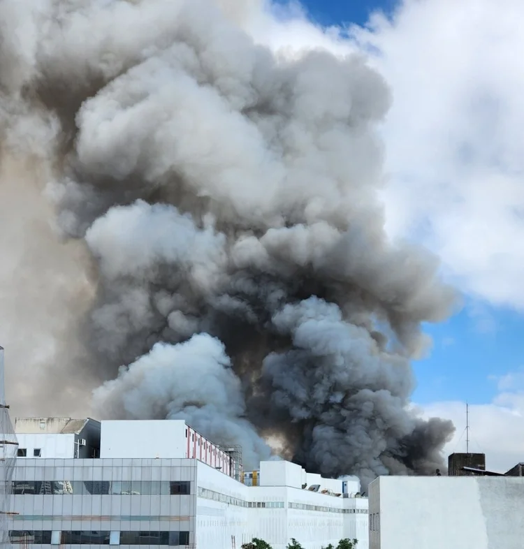 tamanho certo da foto do fogo no Shopping 25 do Brás em 30 de outubro de 2024 (Reprodução / X )