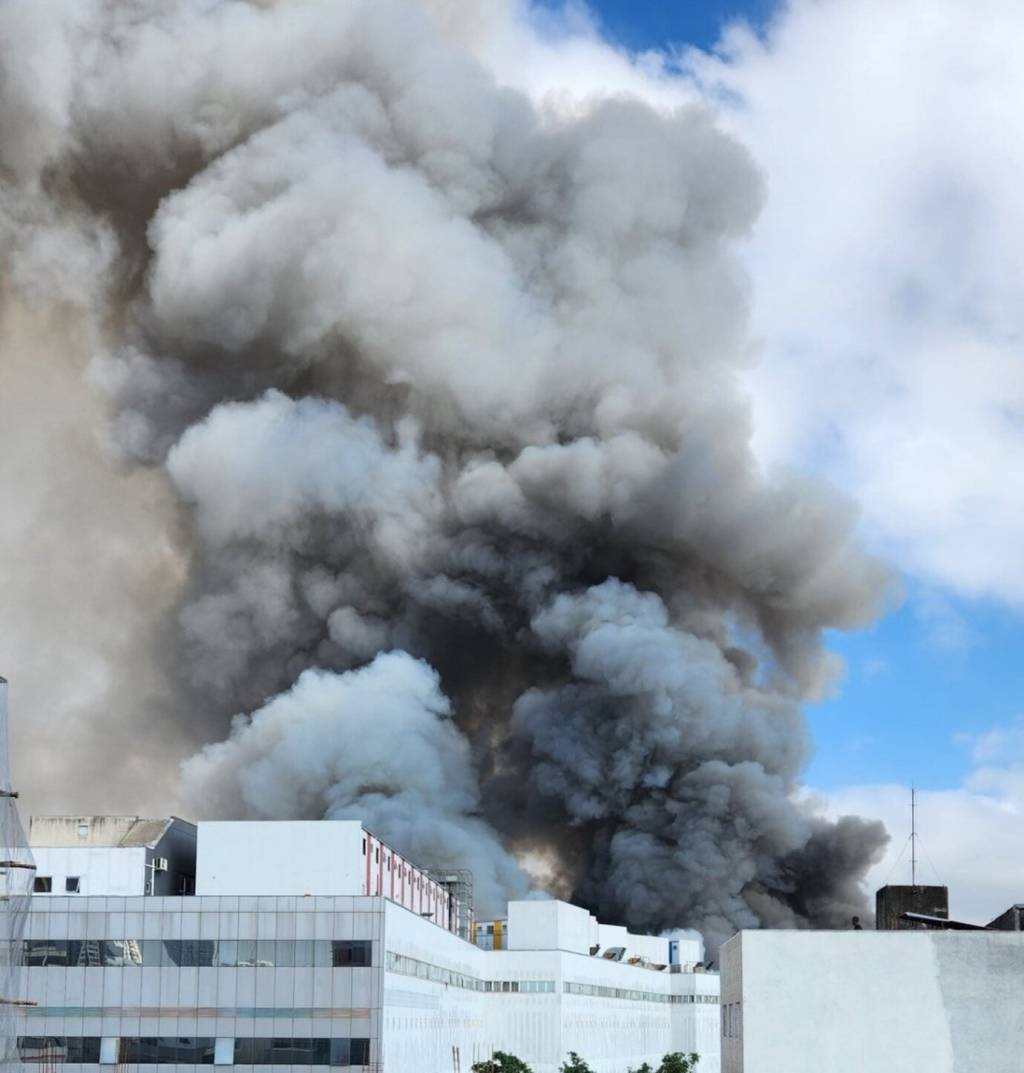 Incêndio atinge Shopping 25 do Brás, no centro de SP