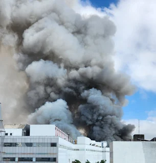 Incêndio atinge Shopping 25 de março, na região do Brás, em SP