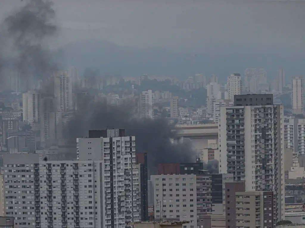 Prédio no Brás em São Paulo pega fogo e corre risco de desabar