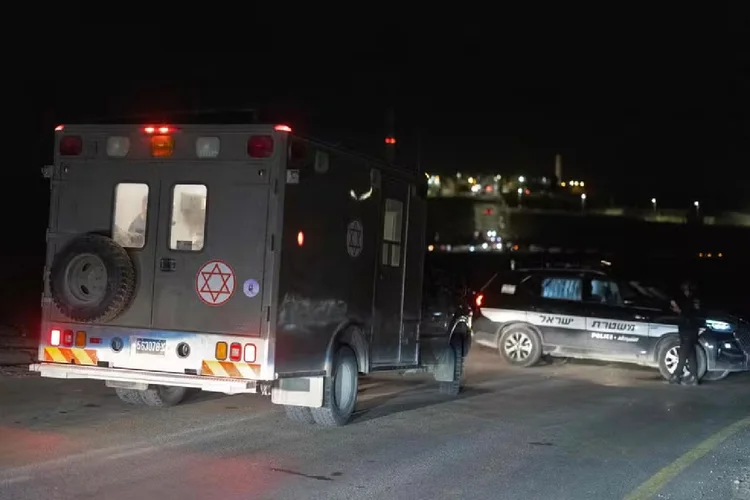 Ambulância militar em Haifa atende feridos durante ataque de drone contra base militar israelense na cidade, reivindicado pelo Hezbollah (AFP/AFP)