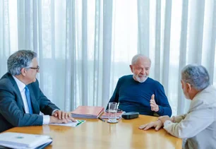 Imagem referente à matéria: Governo divulga primeira imagem de Lula em reunião após acidente doméstico no Palácio da Alvorada